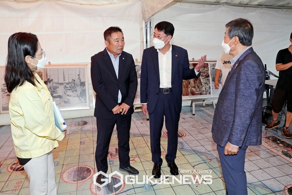 24일 안동우 제주시장이 시청 어울림마당에서 열린  6.25 전쟁 72주년 기념, 사진 전시회에 참석해 관계자들을 격려했다.[사진=제주시청]