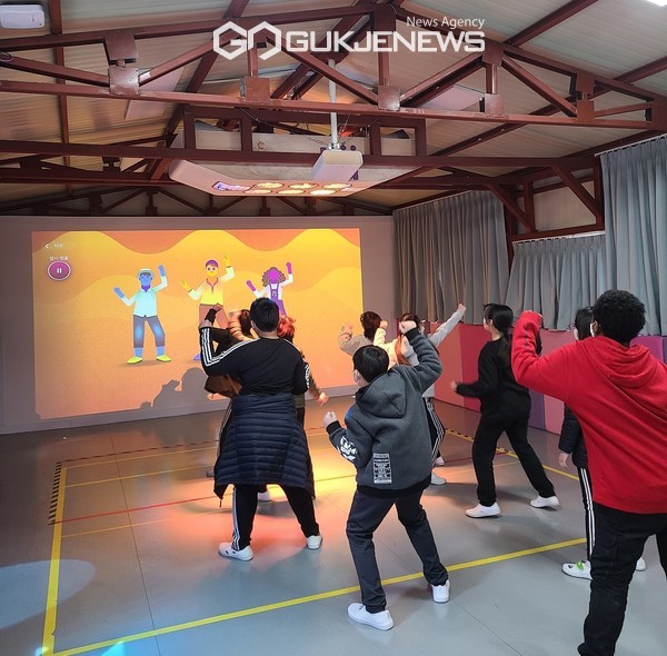 동작구 노량진초등학교에 조성된 가상현실 스포츠공간에서 학생들이 댄스프로그램을 배우고 있다.(사진=동작구청)
