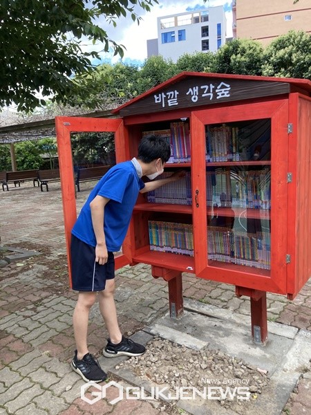 서귀포중학교(교장 송계화)는 학교 교정에‘바깥 생각숲 도서관’을 설치해 학생들의 상시 독서 분위기를 조성하고 있다.[사진=서귀포중학교]