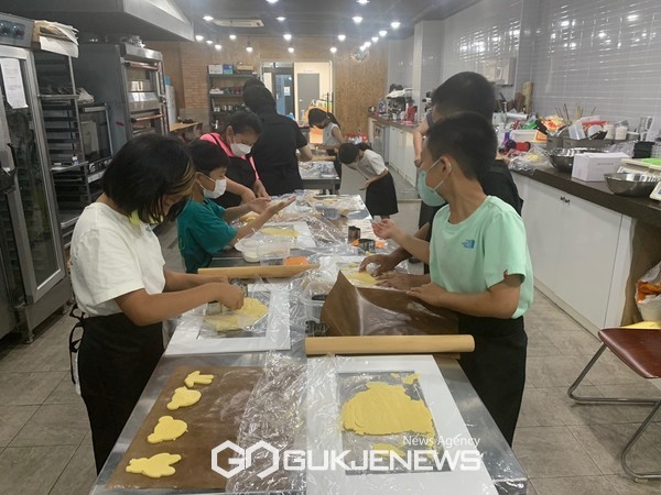 보목초등학교는 23일 3학년을 시작으로 마을과 연계한 '나만의 꿈을 담은 쿠키 만들기' 체험을운영했다.