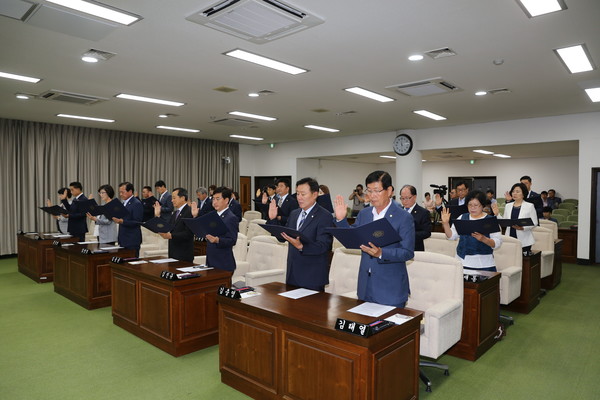                                                         (사진=익산시의회) 의원 선서 모습