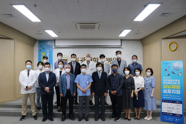                                            (사진=원광대학교병원) 심포지엄 후 기념촬영 모습