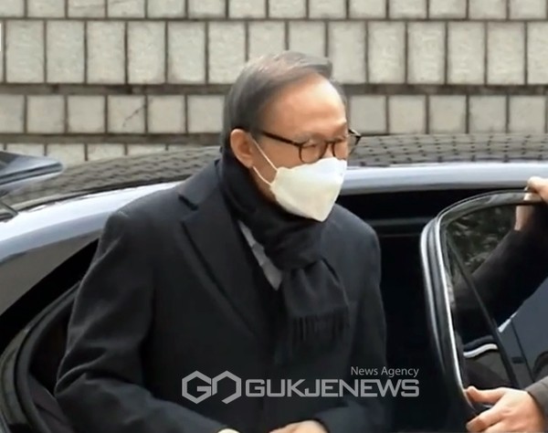 지난 2월 19일 이명박 전 대통령이 서울고등법원 항소심 선고공판 출석 모습.
