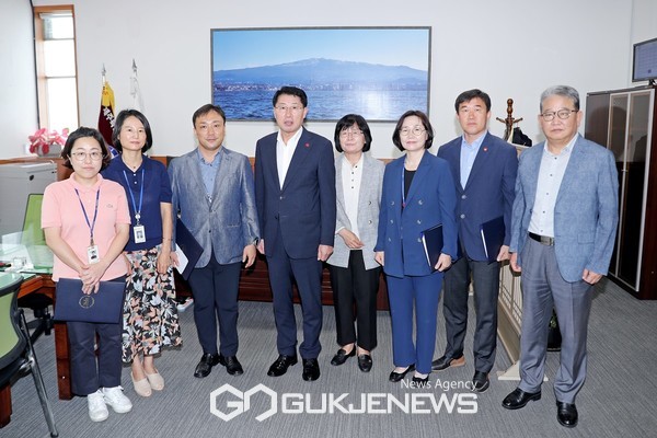 제주시는 시민들에게 혜택을 주는 다양한 시정시책에 대한 홍보를 독려하기 위해 2/4분기(4~6월) 홍보우수부서를 선정했다.[사진=제주시청]