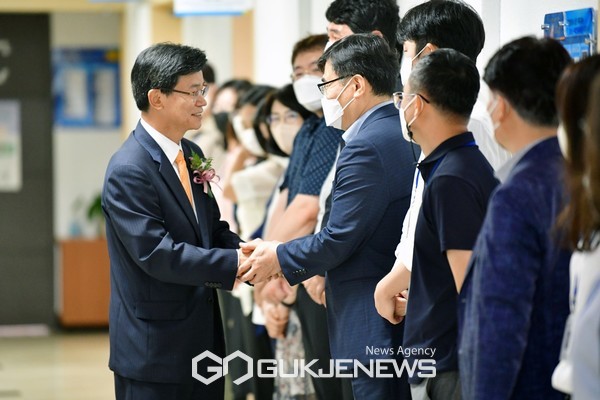 이석문 제주도교육감이 29일 오전 도교육청에서 이임식을 갖고, 직원들과 인사를 나누고 있다.