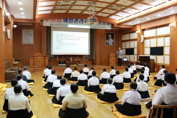 (사진=원광대병원) 원로 교무 대상 고혈압 예방 관리 건강강좌