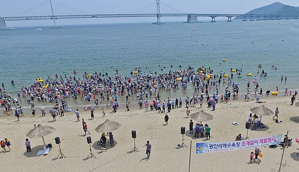 '어린이 조개잡이 체험행사' 모습/제공=수영구청