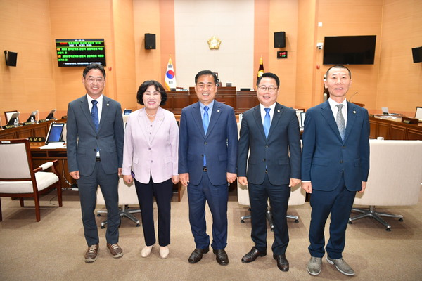                                                 (사진=완주군의회) 새로 선출된 의장단 모습