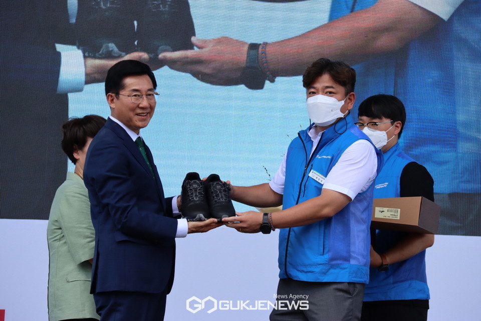 박민식 아산시공무원노동조합위원장(오른쪽)이 운동화 선물을 전달하고 있다.<국제뉴스>