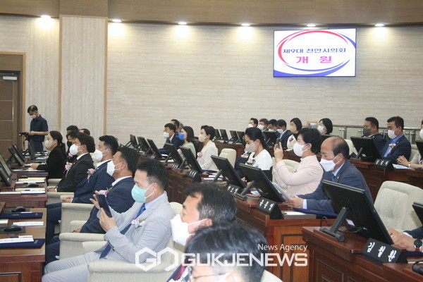 오전 의장 투표와 다르게 모두 참석한 가운데 개원식이 진행 됐다.(사진/이원철 기자)