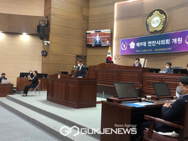 이주홍 사무국장이 김태흠도지사 축사를 대신 낭독하고 있다.(사진/이원철 기자)