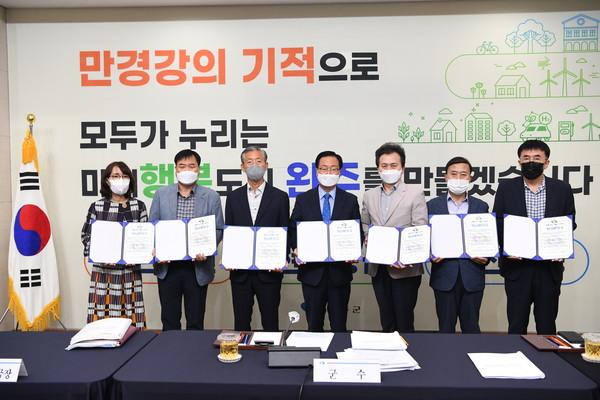                                             (사진=완주군) 간부공무원 청렴 서약서 서명 모습