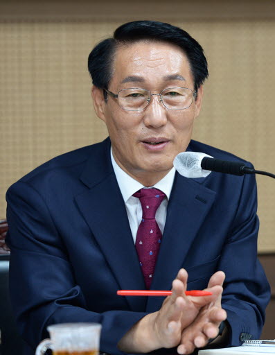 이용록 군수가 취임 후 첫 간부회의를 주재하며, 군민을 위한 현실적인 행정을 강조했다.