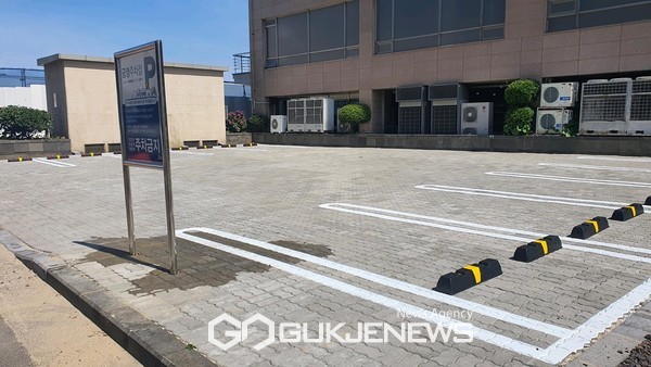 제주시는 지역주민들의 주차난 해소를 위해 용담2동 655-2번지 외 2개소에 추진 중이던 공영주차장 조성사업을 완료했다.[사진=제주시]