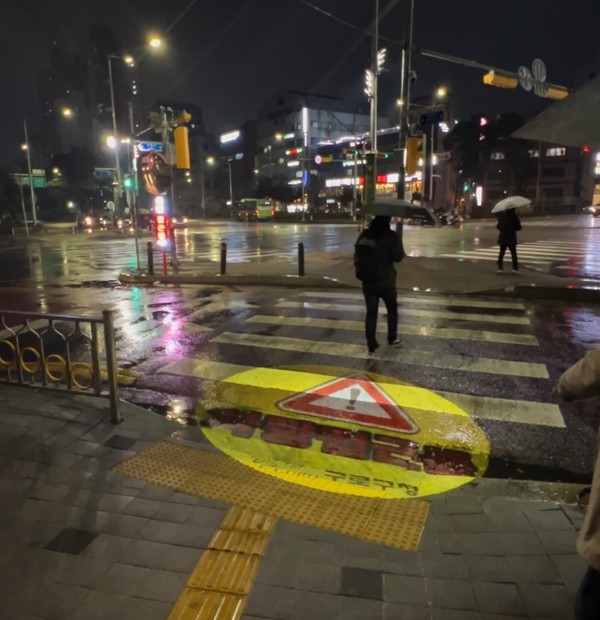 제주시는 1억5천만원을 들여 주민 불편 및 교통사고 다발 구역(횡단보도, 교차로) 등 총 4곳(광양사거리, 인제사거리 2개소, 도평초 주변)에 보행자의 안전을 확보하기 위해 인공지능 기반 보행자 안전시스템 설치 시범사업을 추진한다.[사진=제주시청]