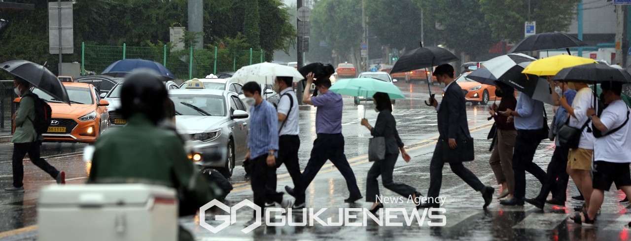 (서울=국제뉴스) 장마가 시작되면서 전국적으로 비가 내린 가운데 서울 중구 봉래동 서울역 앞에서 우산을 쓴 시민들이 횡단보도를 건너고 있다. 우산을 준비하지 못한 시민이 가방으로 비를 막으며 발걸음을 재촉하는 모습도 볼 수 있다./사진=이용우기자