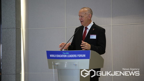 6일 해운대 누리마루에서 열린 제8회 세계대학총장포럼에서 미국 로나드 하든 에픽 바이블 대학 총장이 강연하고 있다.(사진=조하연 기자)