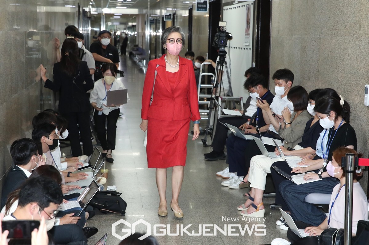 (서울=국제뉴스)국민의힘 이양희 중앙윤리위원장이 7일 오후 국회에서 이준석 대표의 ‘성상납 관련 증거인멸 교사’ 의혹에 대한 징계 심의를 위해 회의실로 향하고 있다./사진= 원명국 기자