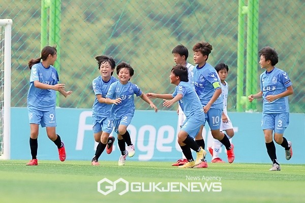 경남남강초 김소연이 3일 삼척복합체육공원A구장에서 열린 '제30회 여왕기 전국여자축구대회' 경북상대초와 결승전에서 팀 두 번째 골을 터트리고 선수들과 기뻐하고 있다(사진/국제뉴스 김병용 기자)