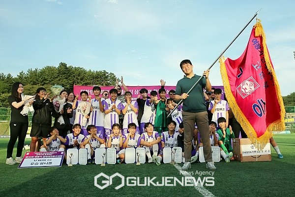 권영인 광양여고 감독이 삼척복합체육공원B구장에서 열린 '제30회 여왕기 전국여자축구대회' 고등부 우승 후 시상식에서 선수들과 우승세리머니을 하고 있다(사진/국제뉴스 김병용 기자)