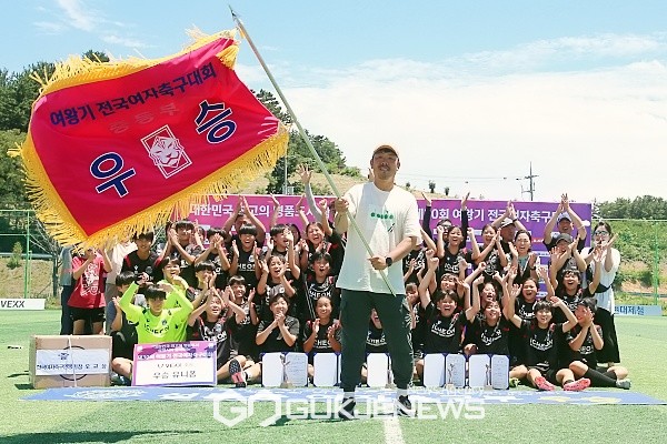 이광선 설봉중 감독이 삼척복합체육공원B구장에서 열린 '제30회 여왕기 전국여자축구대회' 중등부 우승 후후 시상식에서 선수들과 우승 세리머니을 하고 있다(사진/국제뉴스 김병용 기자)