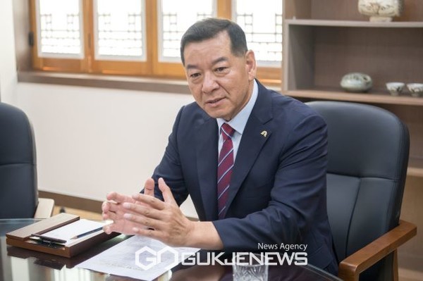 시민들에게 당부의 말을 전하고있는 최원철 공주시장(사진제공=공주시청)