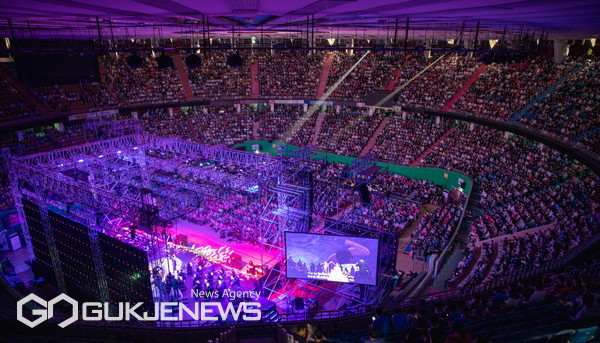 서울 잠실 실내체육관을 가득 메운 IYF 월드캠프 폐막식 모습