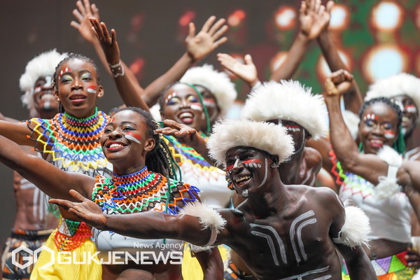 IYF 월드캠프 폐막식에서 코트디부아르 댄스팀이 공연하고 있다