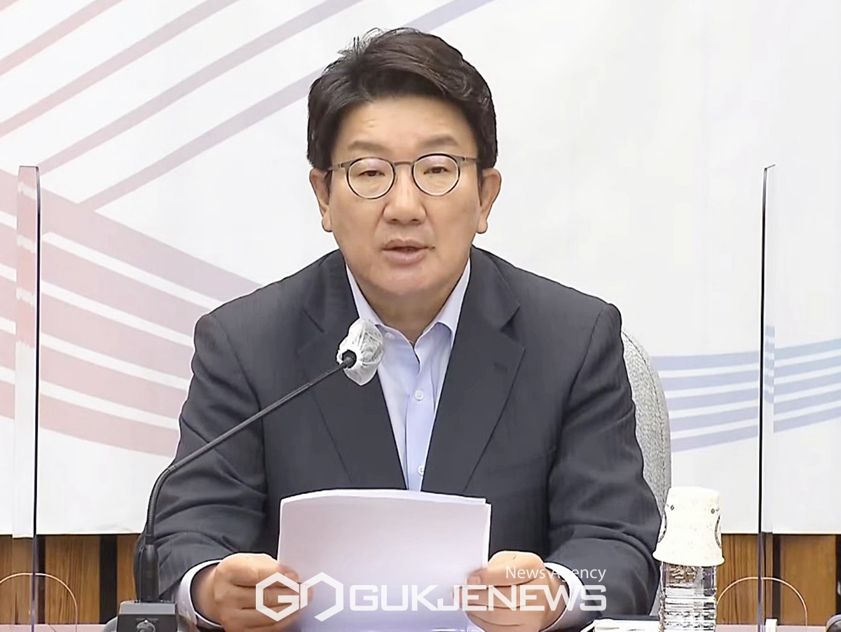 ▲권성동 국민의힘 당대표 직무대행 겸 원내대표가 12일 오전 국회에서 원내대책회의를 주재하며 더불어민주당은 조건없이 원 구성에 나서야 한다고 촉구하고 있다./사진=이용우 기자