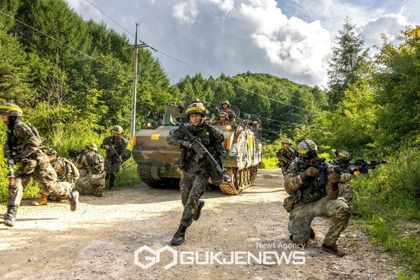오는 21일 까지 육군과학화전투훈련단에서 진행되는 'KCTC 여단급 쌍방훈련'에 참가한 한미 장병들이 전투에 돌입하고 있다.(사진제공.육군)