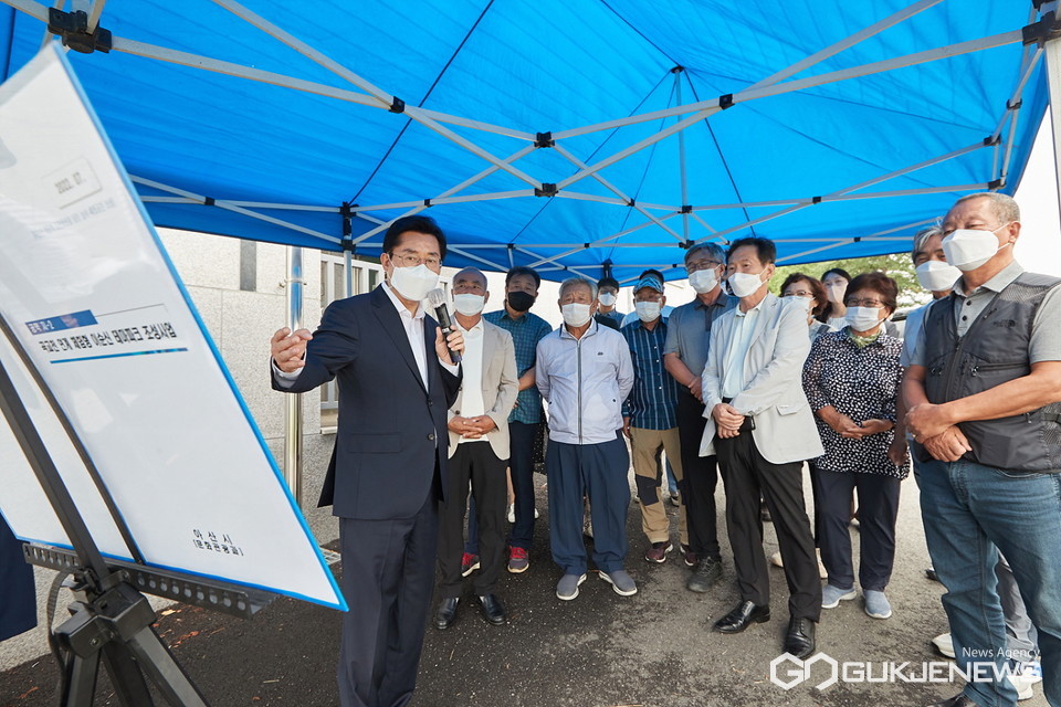 곡교천 연계 체험형 이순신 테마파크 조성사업 현장에서 박경귀 시장이 주민들에게 사업 설명을 하고 있다.