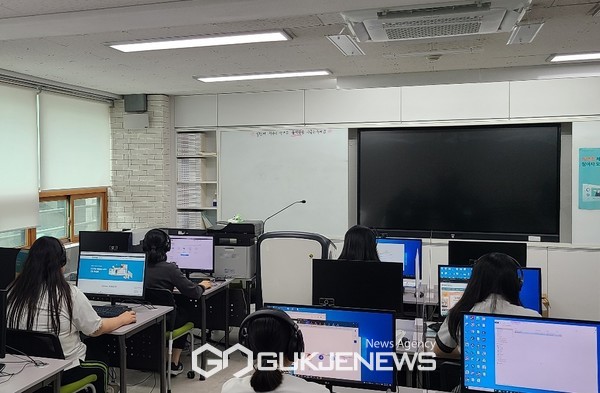 서울 매그넷고 학생들이 AI 면접 체험을 하고 있다. 사진=금천구청