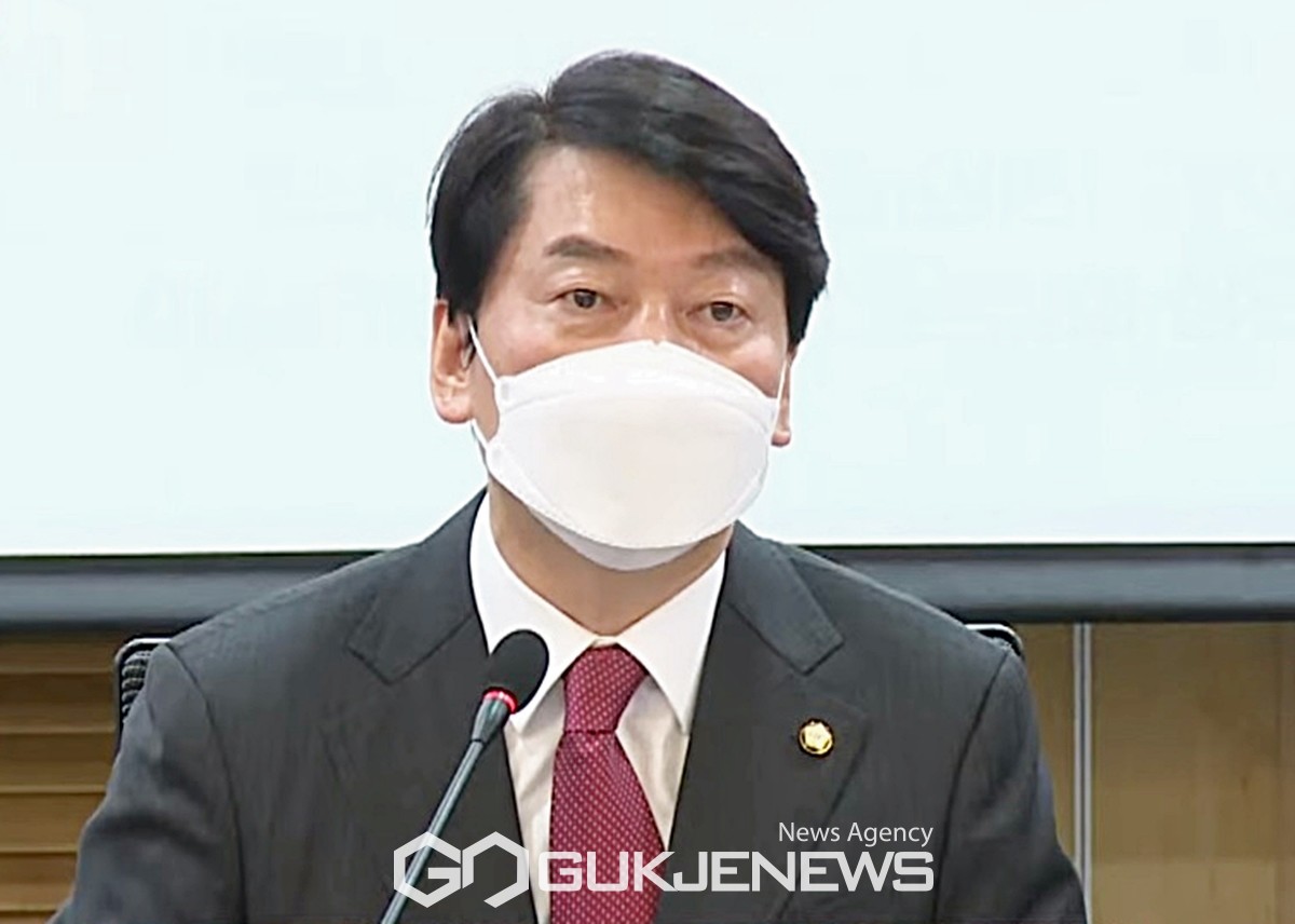 ▲안철수 국민의힘 의원이 20일 국회의원회관에서 열린 '위기를 넘어 미래로 민당정 토론회' 두 번째 주제 '과학기술 패권시대의 경쟁 전략' 토론회에 참석해 인사말을 하고 있다./사진=이용우 기자