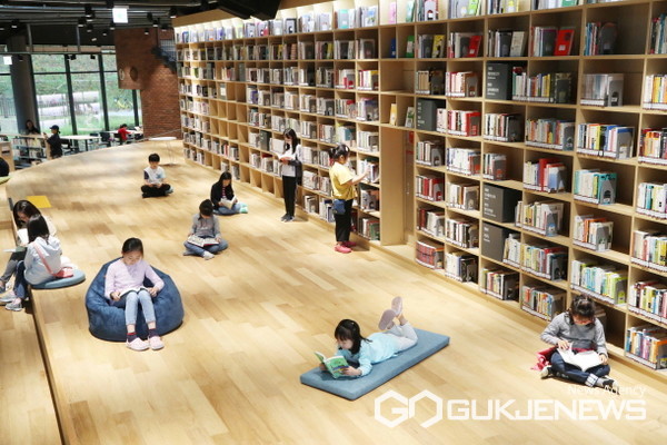 남사도서관에서 어린이들이 자유롭게 책을 읽고 있는 모습(사진=용인시)