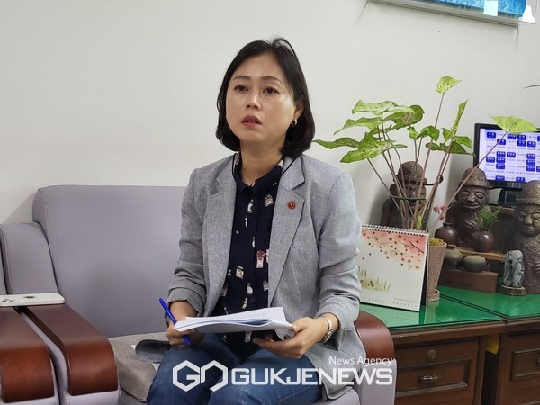 제주도 문화부 기자단과 인터뷰하고 있는 이승아 문화관광체육위원회 위원장. [사진=문서현 기자]