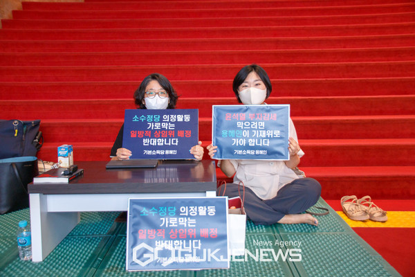 용혜인, 썰렁한 국회에서 혼자서 철야농성 이어간다