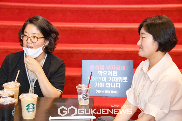 용혜인, 썰렁한 국회에서 혼자서 철야농성 이어간다