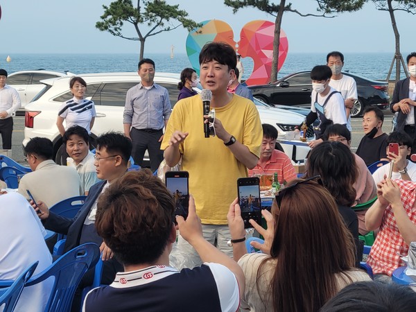   이준석 대표가 24일 오후 6시 30분경 포항시 남구 송도동 송도 해변에 위치한 한  통닭집을 찾은 당원과 지지자들에게 인사말을 하고 있다. (사진 = 강동진 기자)