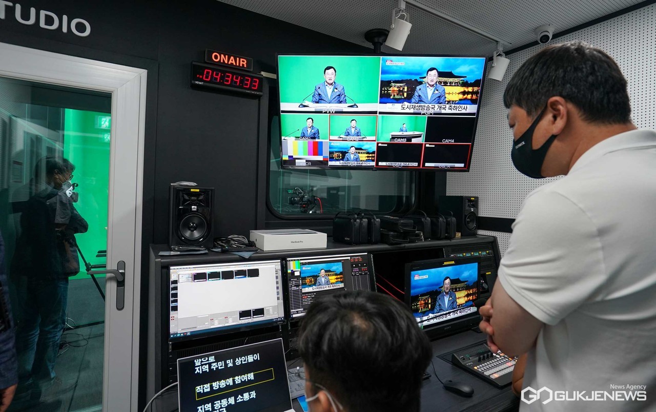 (사진=김진태 기자) ‘도시재생방송국’ 개국 첫 방송에 나선 주낙영 경주시장