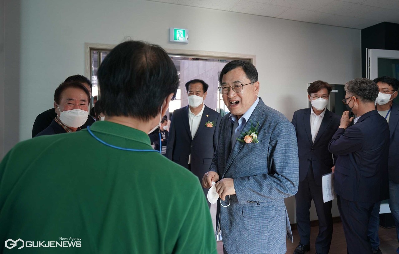 (사진=김진태 기자) 시설을 둘러보고 상인들과 환담을 나누는 주낙영 경주시장