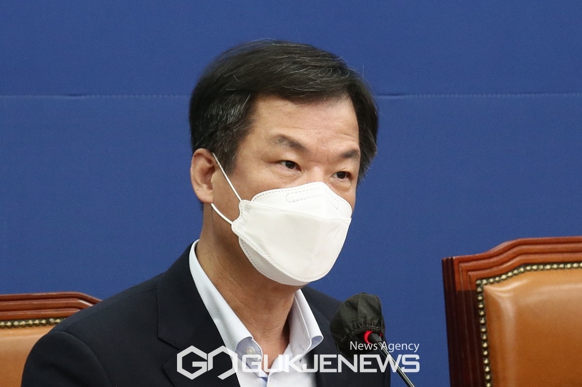 (서울=국제뉴스) 1일 서울 여의도 국회에서 열린 더불어민주당 정치보복수사대책위원회의에서 박균택 부위원장이 발언하고 있다./사진= 원명국 기자