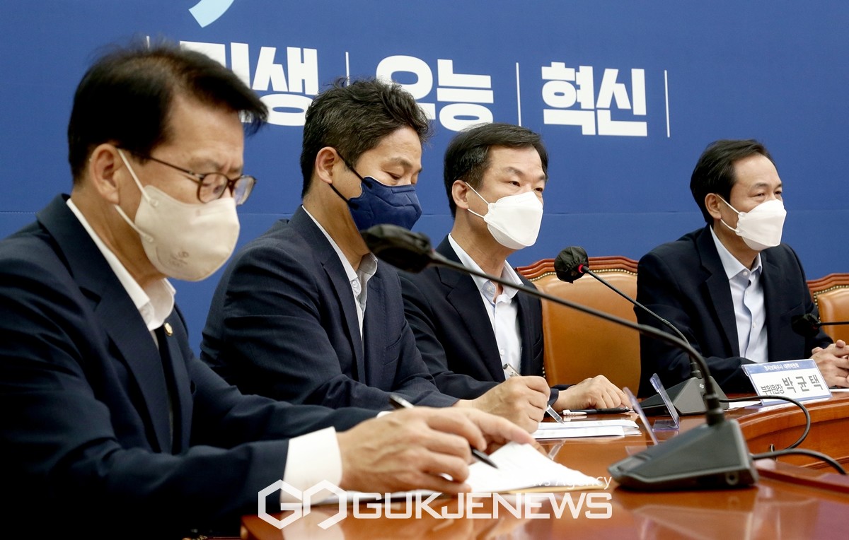 (서울=국제뉴스) 1일 서울 여의도 국회에서 열린 더불어민주당 정치보복수사대책위원회의에서 박균택 부위원장이 발언하고 있다./사진= 원명국 기자