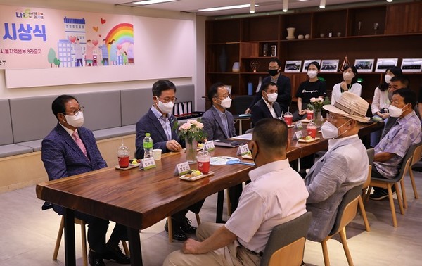 (사진제공=LH) 조인수 LH서울지역본부장과 서울미담상을 수상한 임대주택 입주민들이 대화를 나누고 있다.