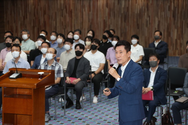   이강덕 포항시장이 1일 경상북도문화관광공사 대회의장에서 공사 임직원들을 대상으로 ‘대한민국 관광의 미래, 경상북도문화관광공사와의 동행’이라는 주제의 특강을 하고 있다. (사진 = 포항시)