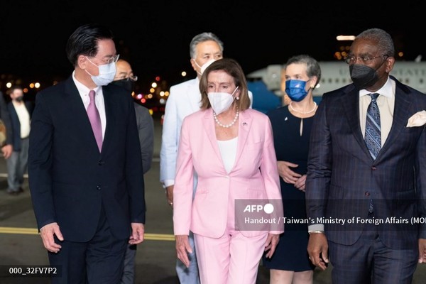2일 대만 외무부가 촬영해 공개한 이 사진은 타이베이 쑹산 공항에 도착한 낸시 펠로시 미 하원의장의 모습이 담겨있다. 사진제공/AFP통신