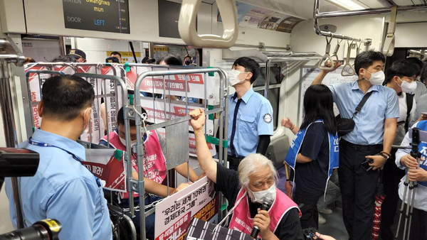 [속보]서울 지하철 5호선 전장연 장애인 단체 시위 9호선서 마무리 수순(사진=전장연 제공)