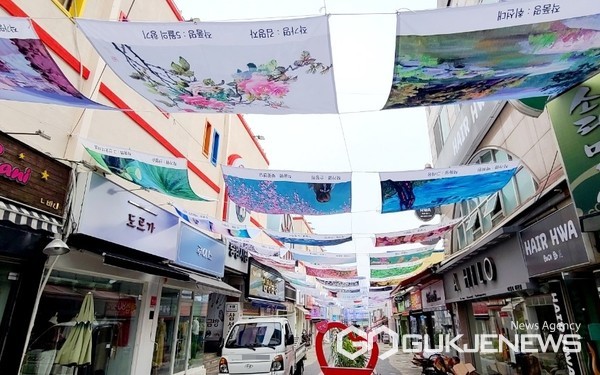 문화의 거리 지역 예술작품 전시 모습(사진=제천시)