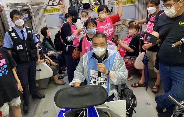 [속보]서울 지하철 4호선 또 지연 우려 '전장연 장애인 단체 시위·선전전 계속'(사진=전장연 페이스북)