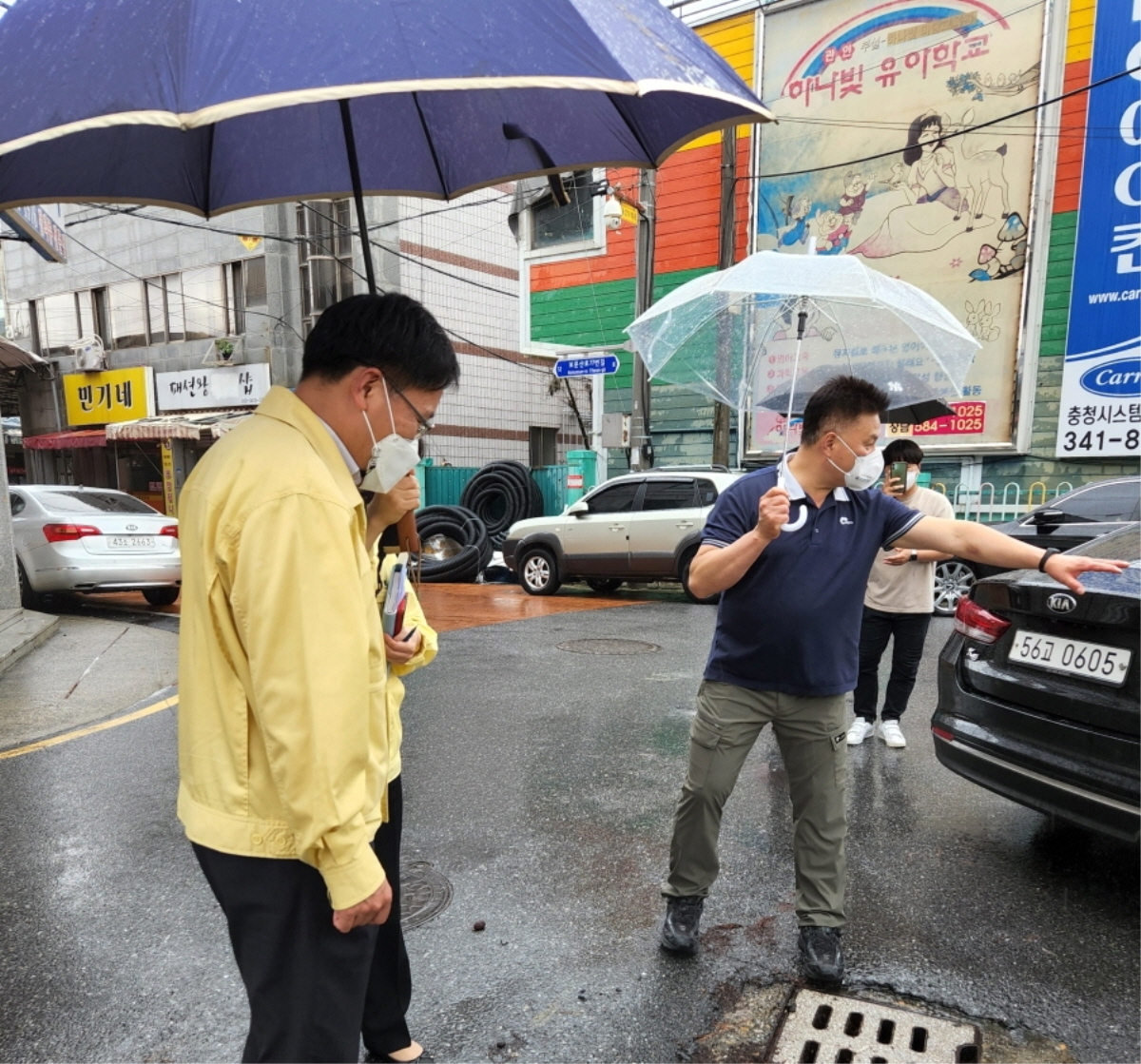 이상창 대전‧세종지방중소벤처기업청장은 10일 산성뿌리시장과 한민시장을 방문해 폭우 피해 상황을 점검하고, 시장 상인들의 애로사항을 청취했다.