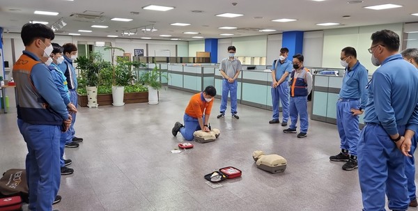   10일 오전 포항제철소 방재부서 직원이 발전공장 직원들에게 심폐소생술과 AED 사용방법을 교육하고 있다. (사진 = 포항제철소)